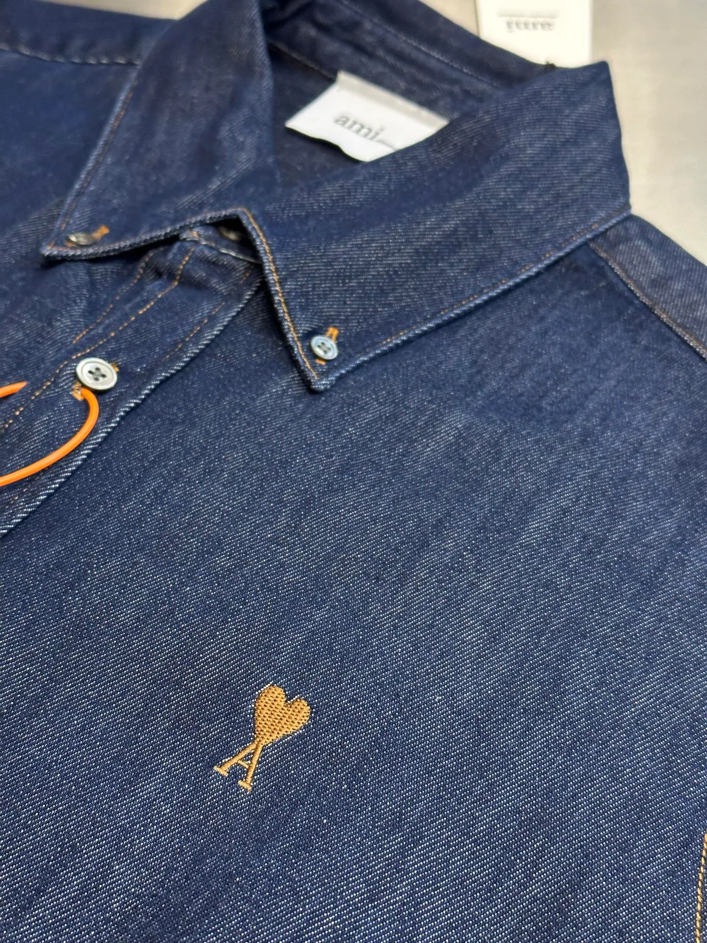 Ami Paris embroidered denim shirt is made of custom-made fermented denim material, with a deep twilight blue as the background color. It is pure and rich, with a golden brown heart on the chest. It is small but eye-catching, injecting agility and elegance into the tough denim. Using imported machine embroidery technology, advanced computer control systems and precision mechanical components, Ami love embroidery operations are realized. Using fried sand hand-rubbing technology, the surface of the denim material will be naturally faded and worn by processing on the sand-fried sand machine. Then, special tools are used to physically damage the surface of the denim material by hand, maintaining the original texture and details while increasing its uniqueness. Stir-fried snowballs, fried salt, specially prepare the corresponding solution, add a certain amount of dye, soak the denim material in it to absorb the solvent, and then scrub and dry it to further fade and oxidize it. size：s m l xl